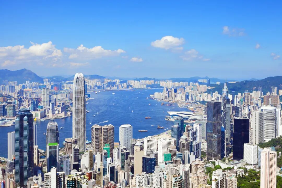 摄图网_330726773_香港天线 城市景观 摩天大楼 顶峰 经济 城市 高的 船(企业商用).jpg