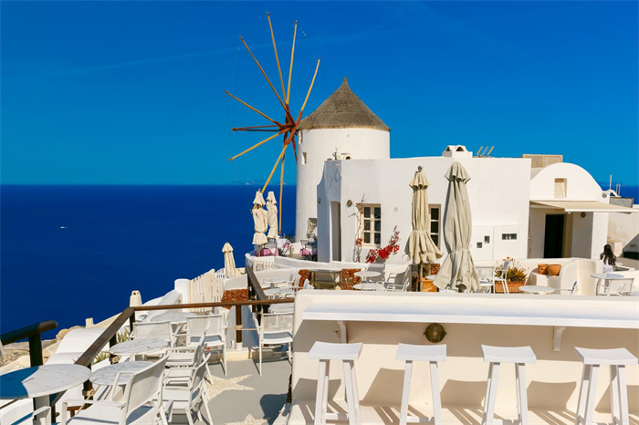 摄图网_304175091_希腊圣托里尼岛Oia风车餐厅和白房子的图片（企业商用）(1)